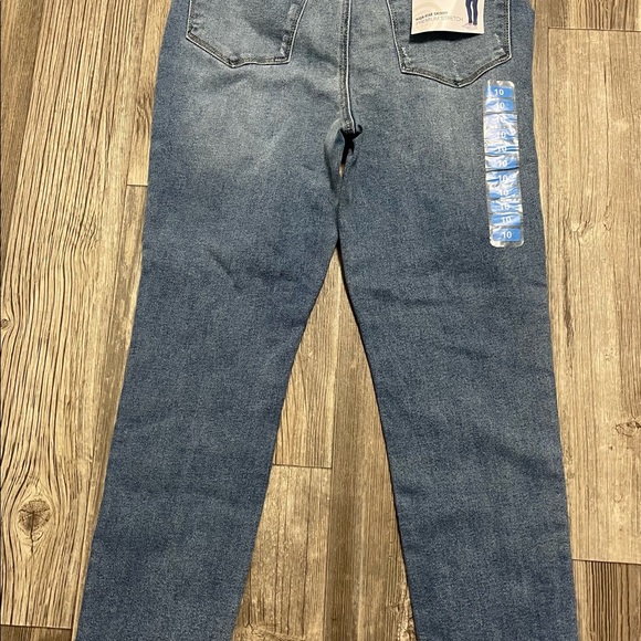 Size 10 NWT max studio high rise skinny jeans
Premium stretch - Picture 2 of 4